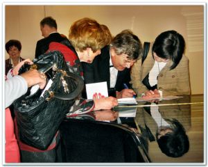 After the concerts numerous listeners asked the Master for authograph. Photo by Anna Jellaczyc.